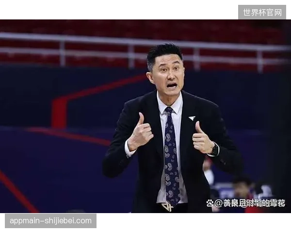 杜锋指导在季后赛中将区域防守与人盯人无缝切换，广东队防守战术迭代效果显著